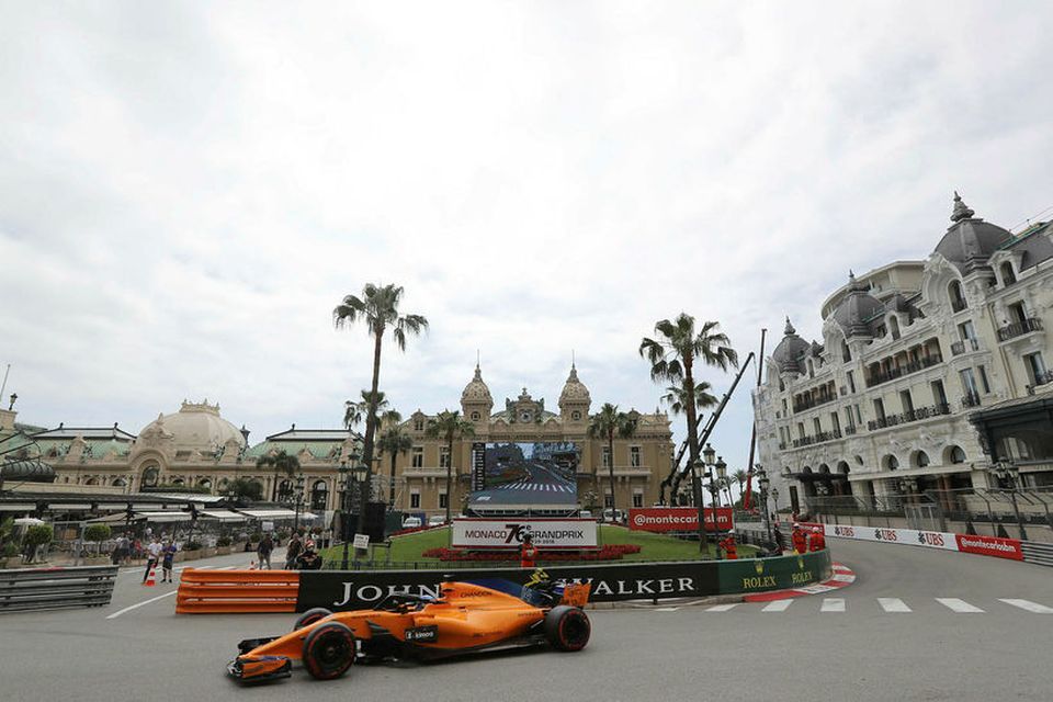 Fernando Alonso ekur McLarenbílnum á spilavítistorginu á æfingu í Mónakó í gær.