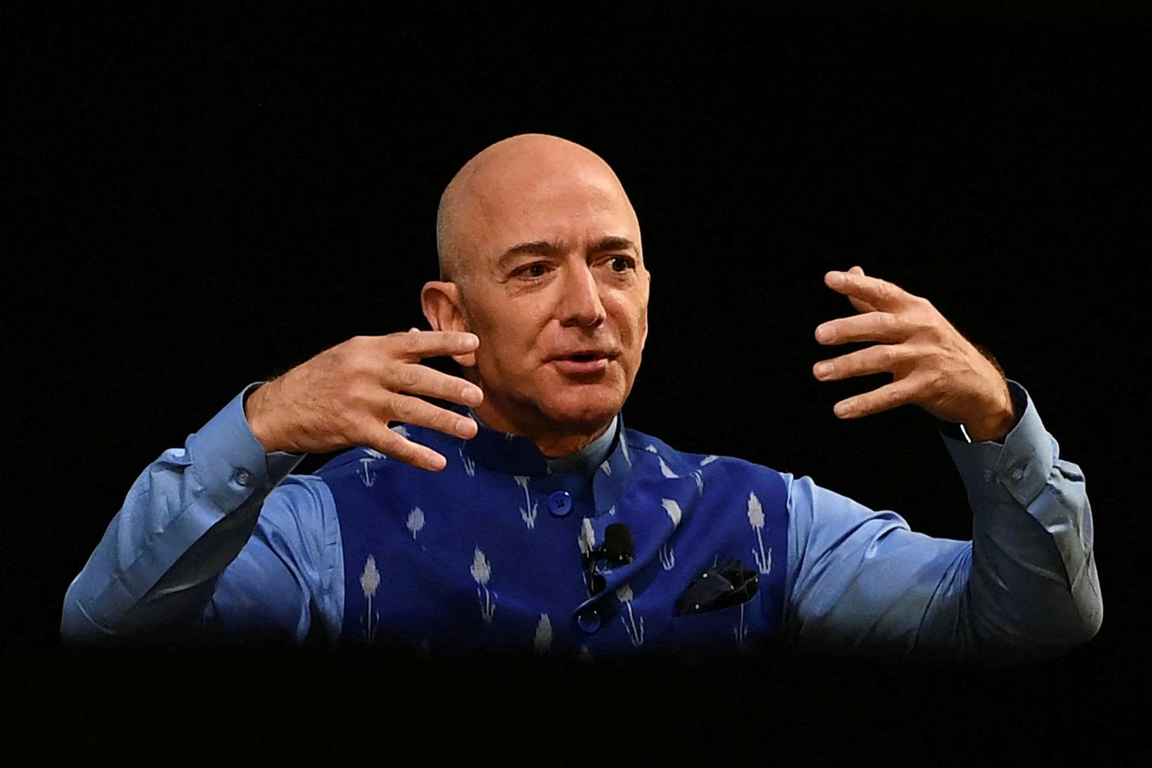 Jeff Bezos hefur sig til flugs.