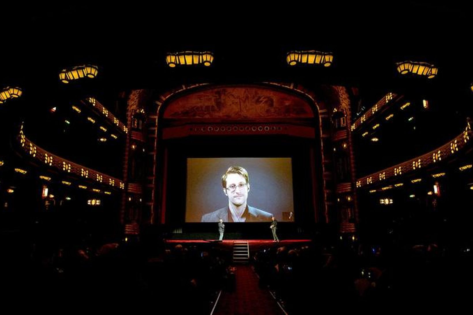 Edward Snowden sést hér ávarpa frumsýningargesti á mynd Olivers Stone, …