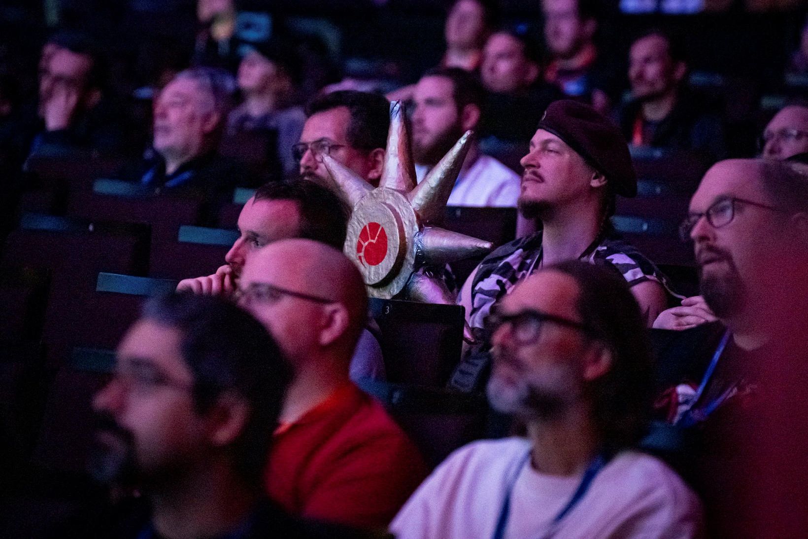 Gestir EVE Fanfest fylgjast andaktugir með einum fjölmargra dagskrárliða hátíðarinnar …