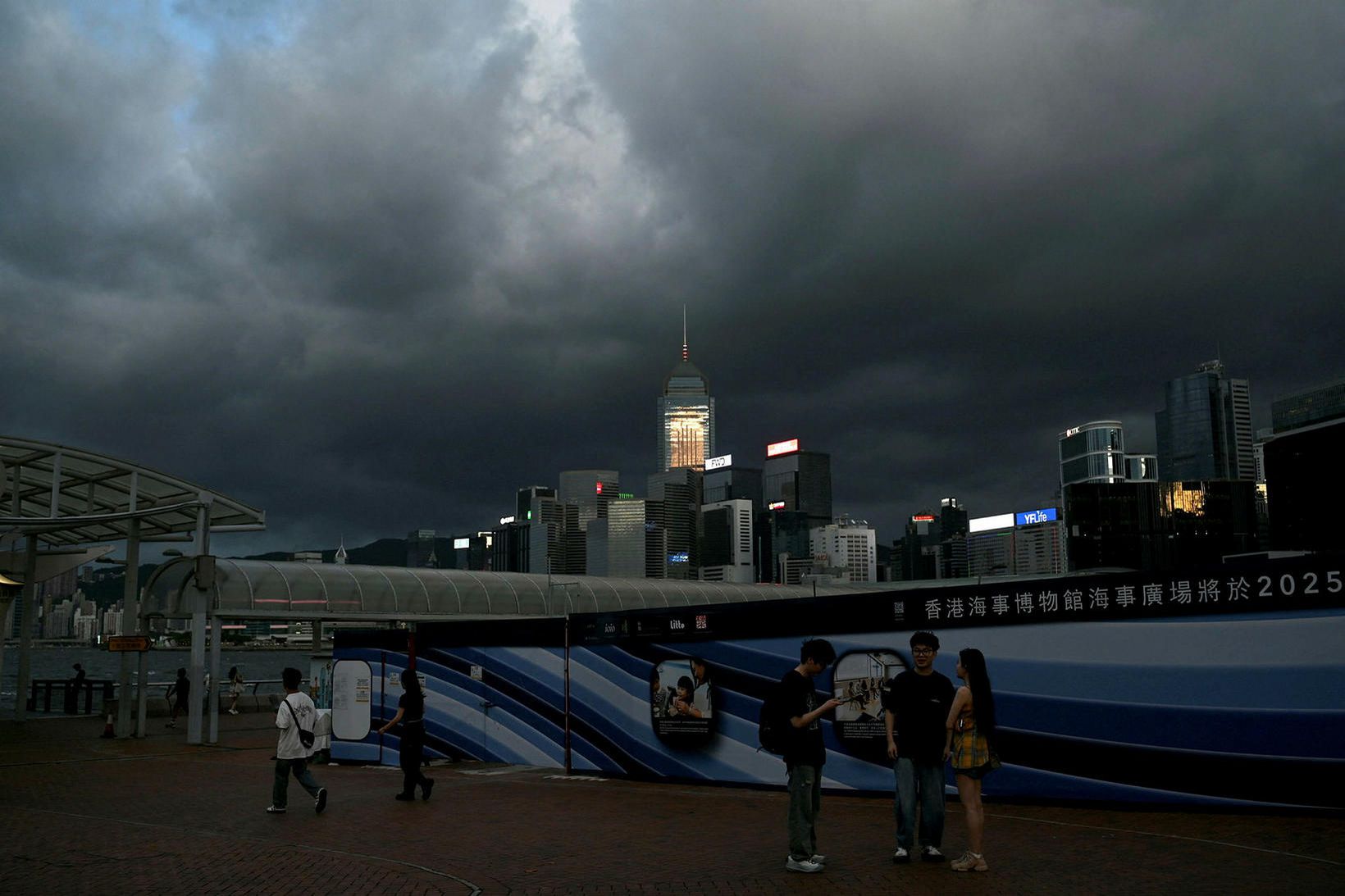 Óveðursský yfir Hong Kong í gær.