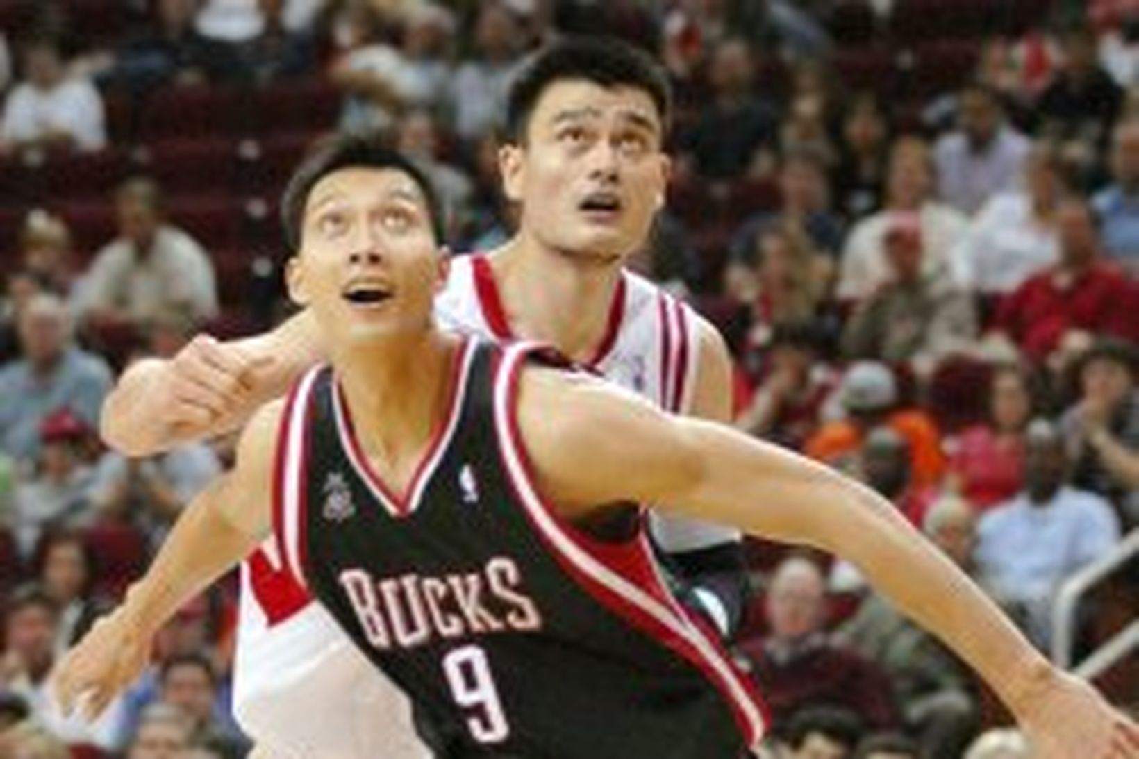 Yi Jianlian og Yao Ming horfa á boltann í leiknum …