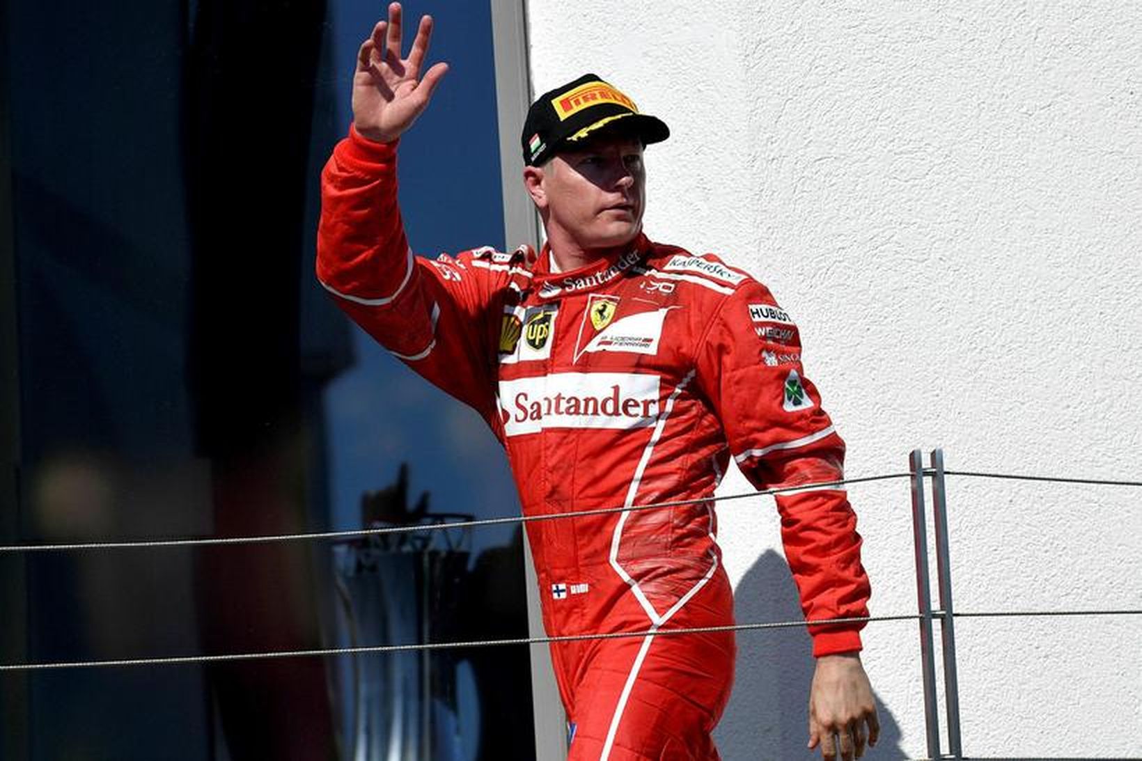 Kimi Räikkönen veifar til áhorfenda að loknum ungverska kappakstrinum 30. …
