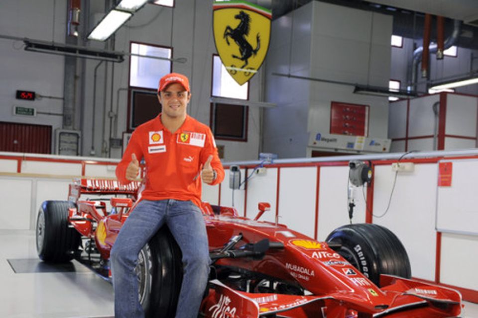 Massa á 2008-bílnum í bílsmiðju Ferrari.