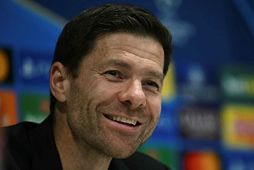 Xabi Alonso situr fyrir svörum á fréttamannafundi í gær.