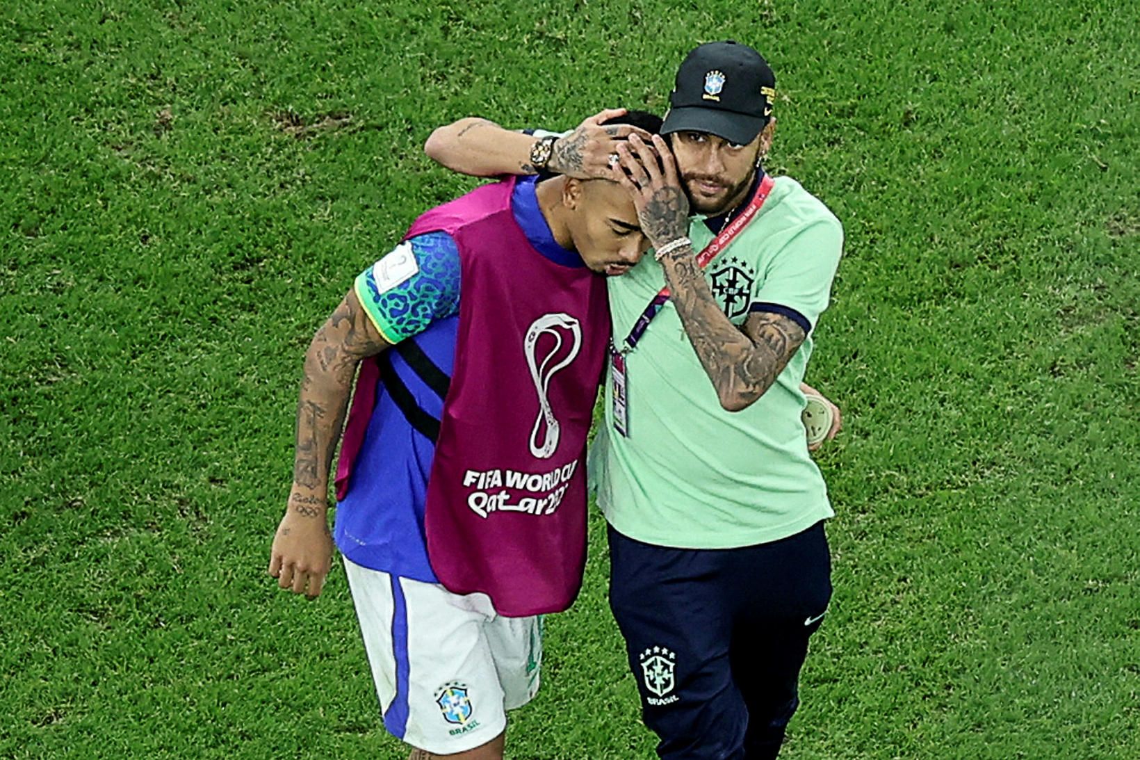 Neymar huggar Gabriel Jesus eftir leikinn við Kamerún.