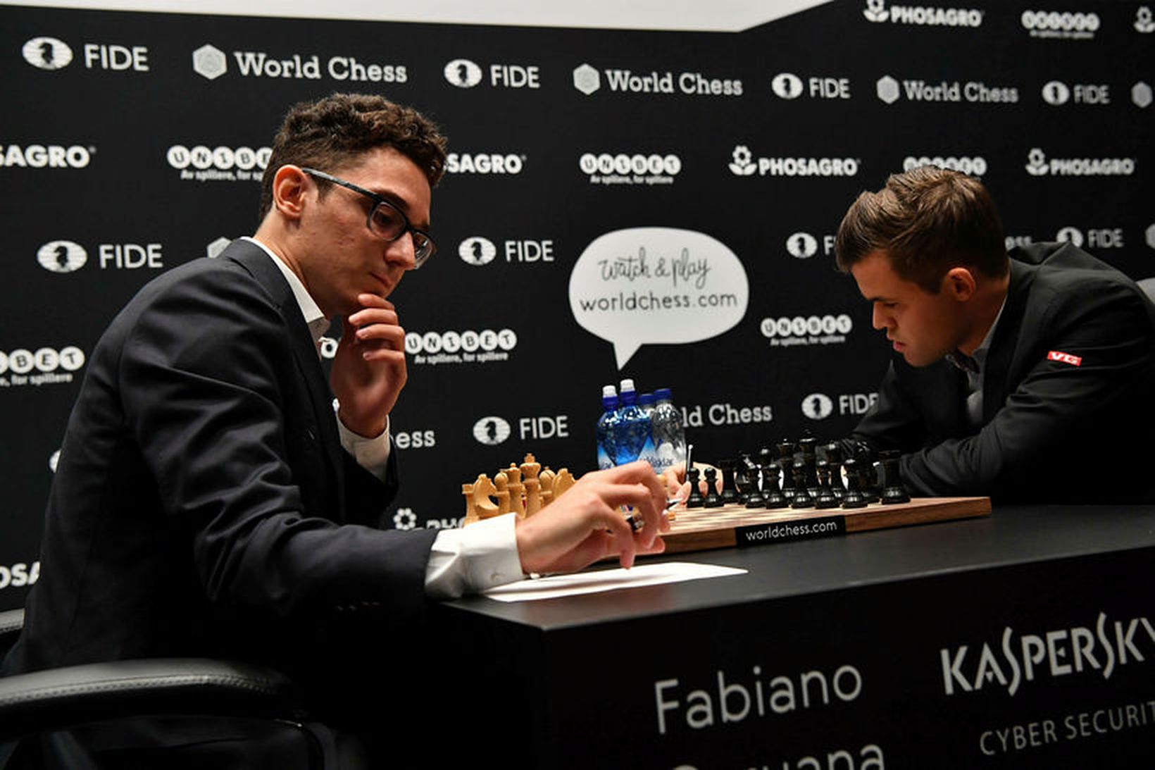 Magnus Carlsen (til hægri) og Fabiano Caruana við taflborðið.