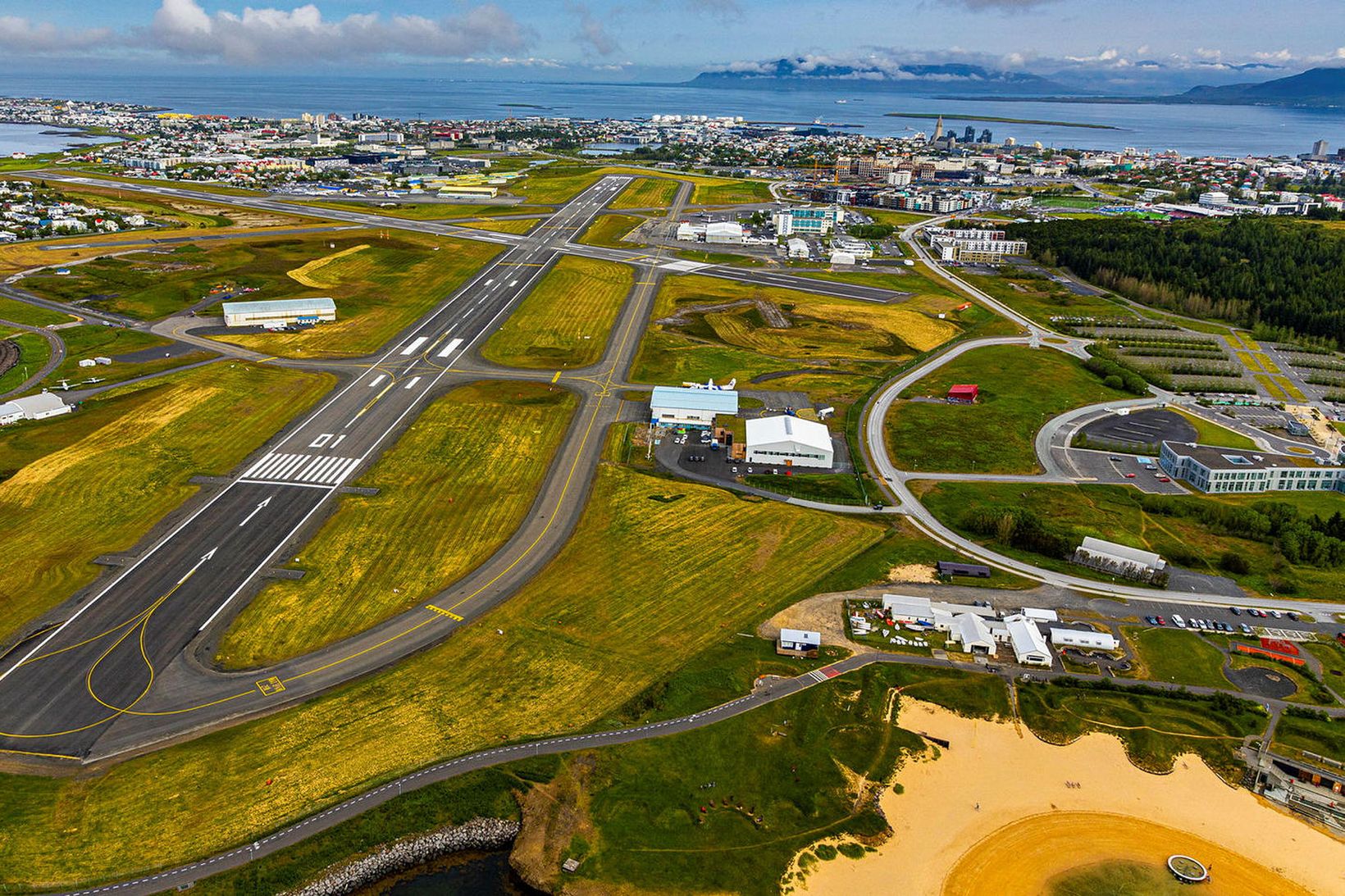 Staða og framtíð flugvallarins verður rædd á fundinum.