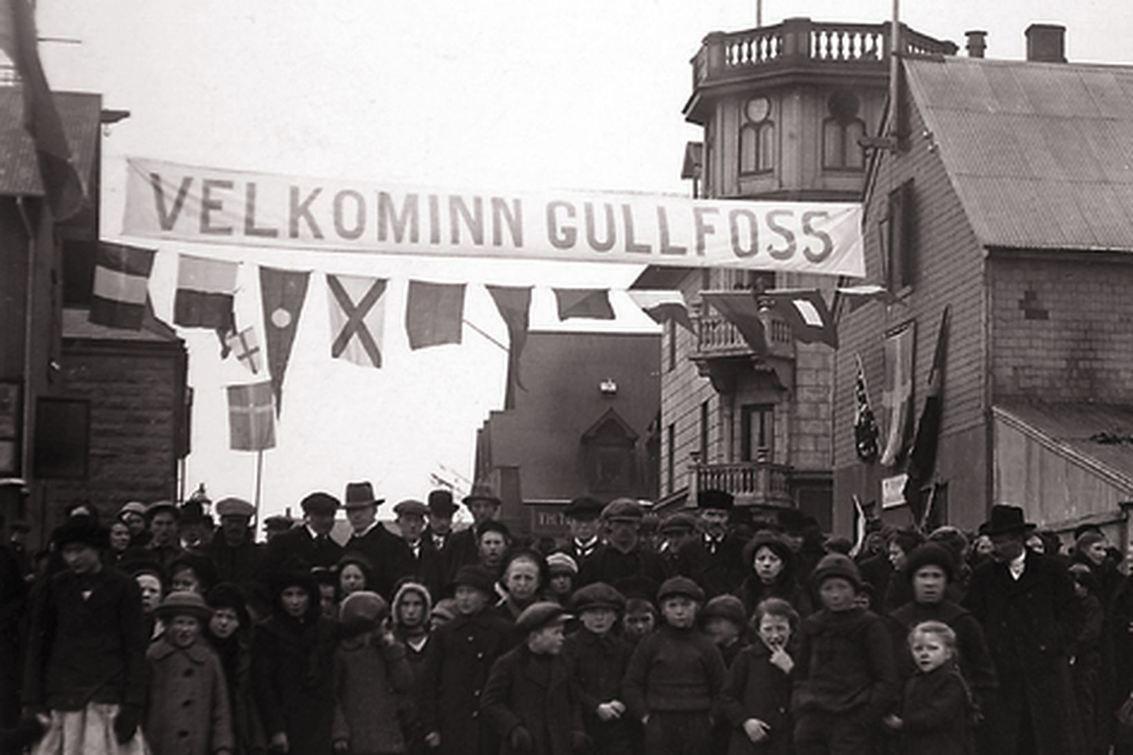 Gull­foss kom fyrst til landsins árið 1915.