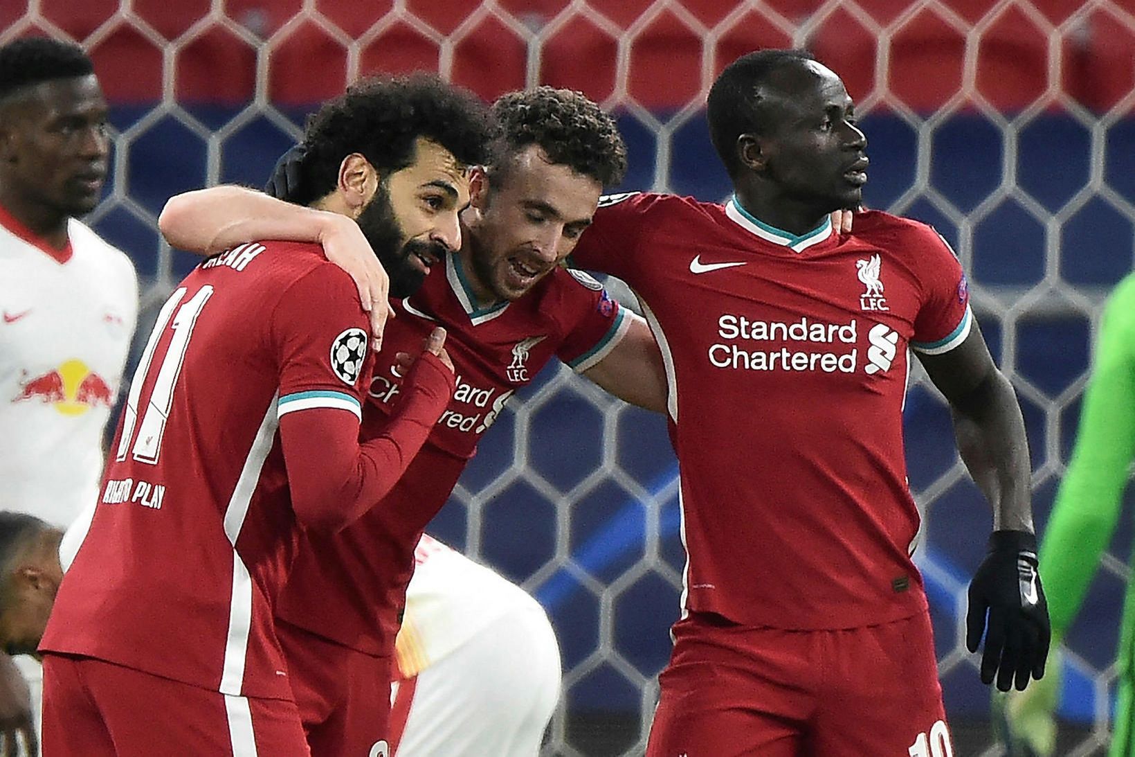 Mohamed Salah, Diogo Jota og Sadio Mane fagna marki þess …