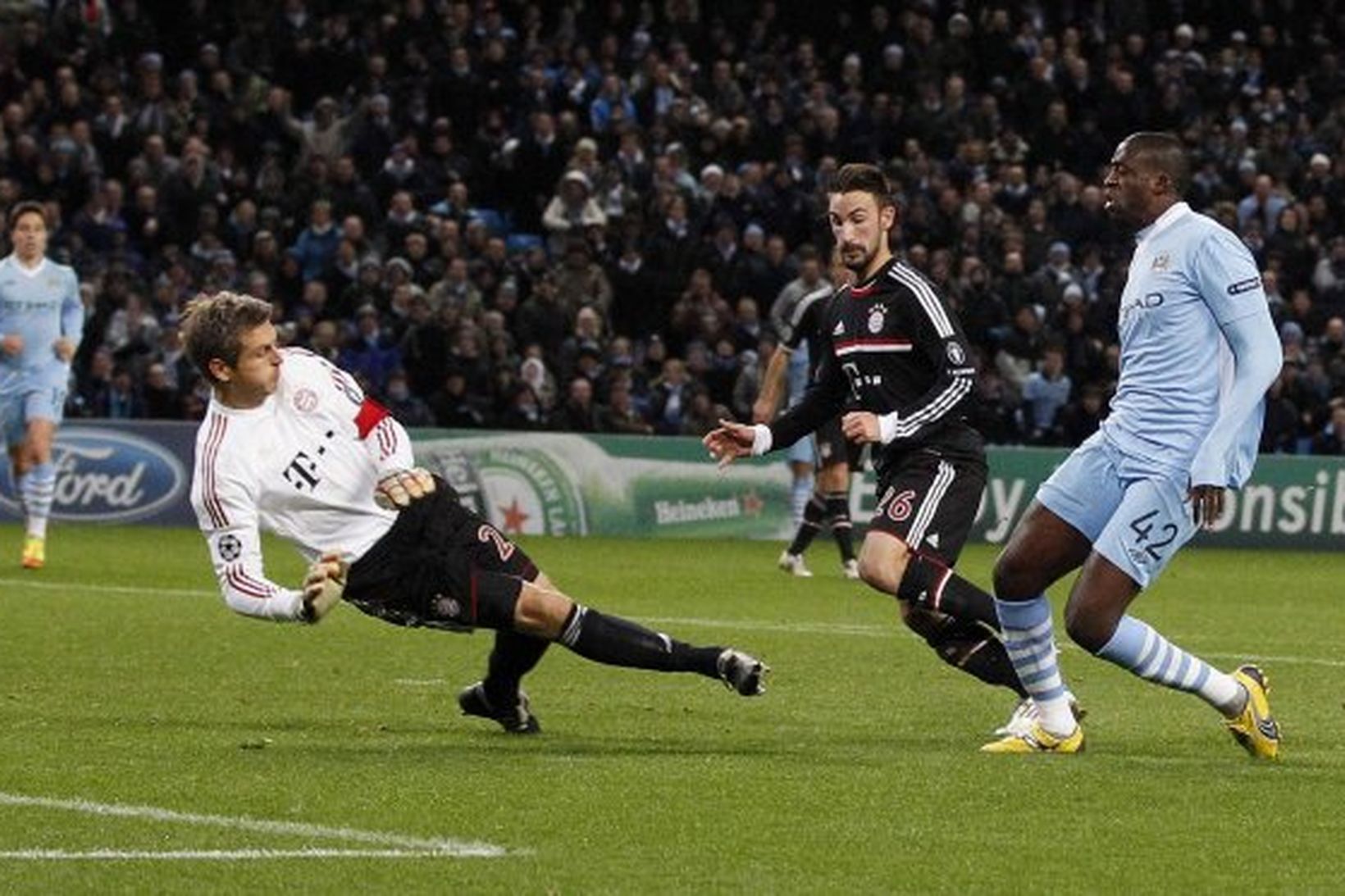 Yaya Touré kemur Manchester City í 2:0 gegn Bayern München.