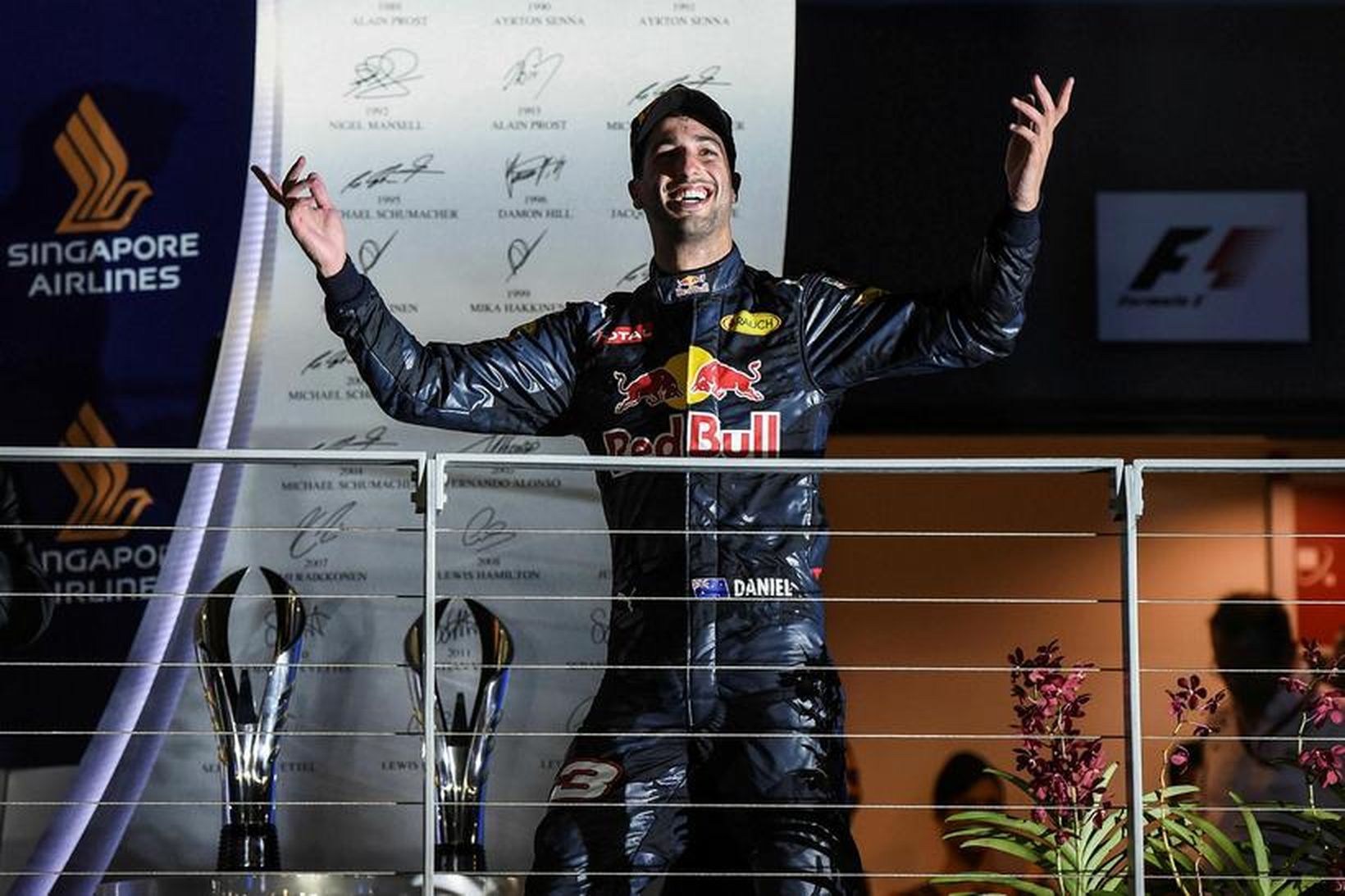 Daniel Ricciardo komst upp á milli ökumanna Mercedes í Singapúr …