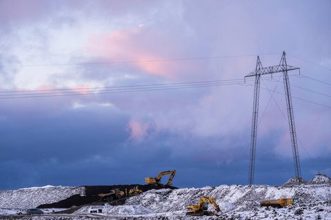 Unnið að hækkun varnargarða í desember síðastliðnum.