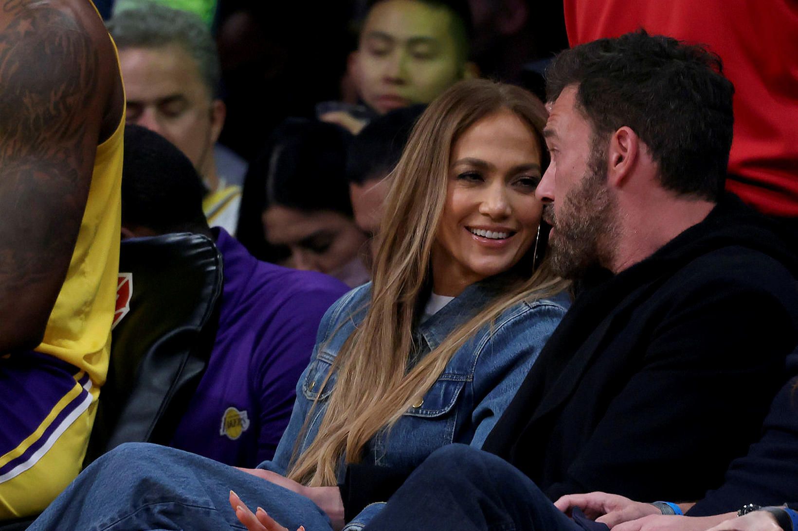 Jennifer Lopez og Ben Affleck saman á körfuboltaleik.