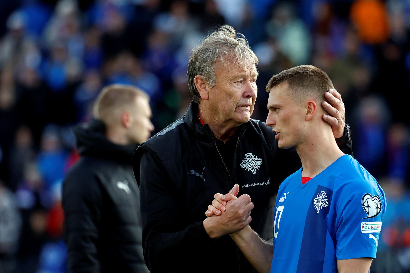 Åge Hareide og Albert Guðmundsson ræða saman.