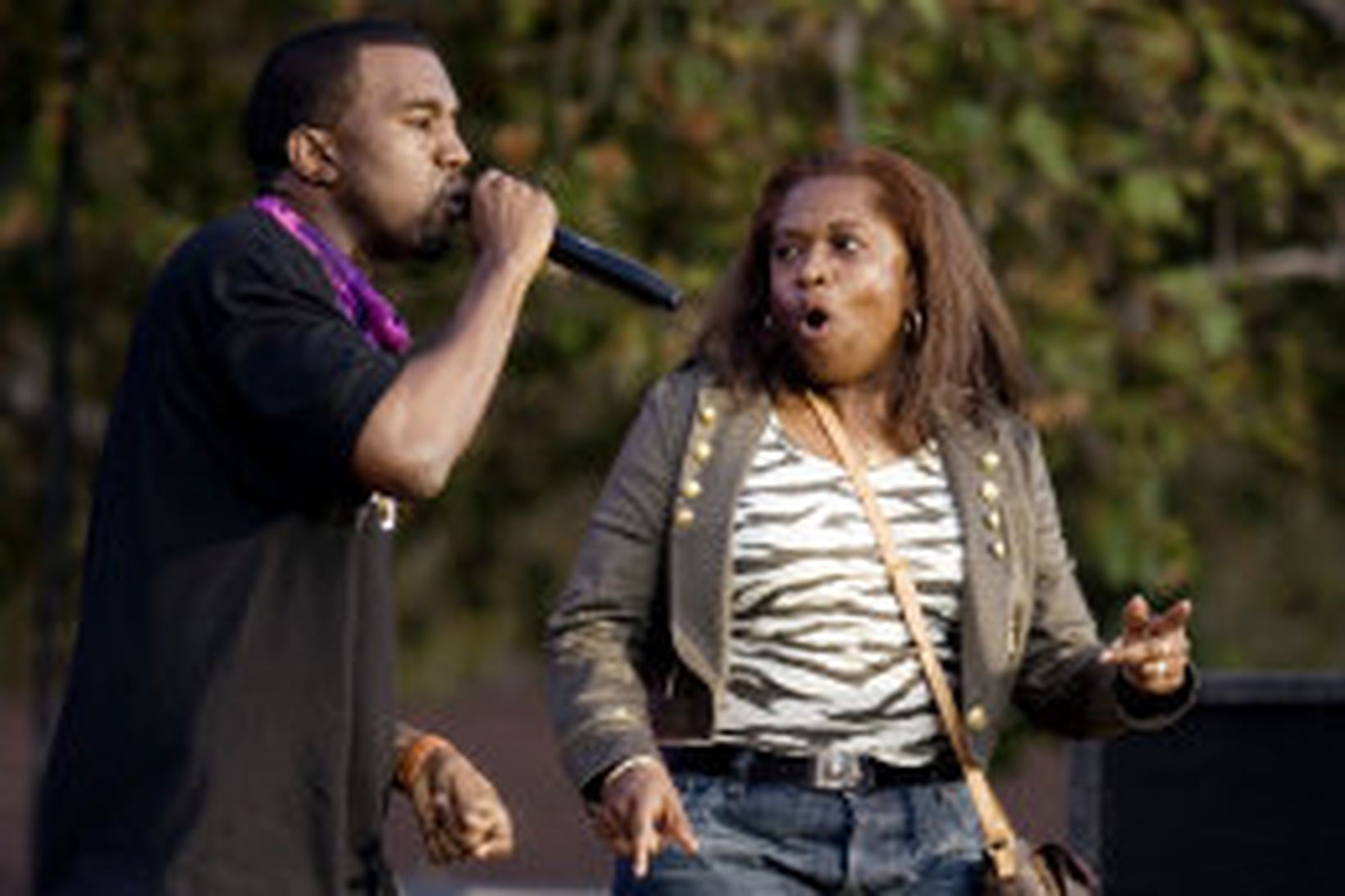 Donda West sést hér ásamt syni sínum, Kanye West, við …