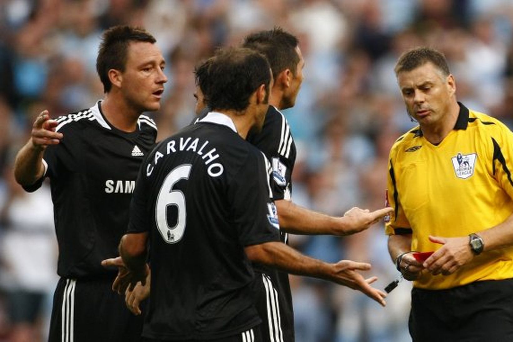 Mark Halsey ræðir við leikmenn Chelsea eftir að hafa rekið …