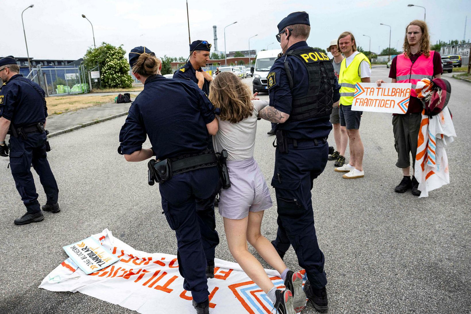 Greta Thunberg fjarlægð með lögregluvaldi á mótmælunum.