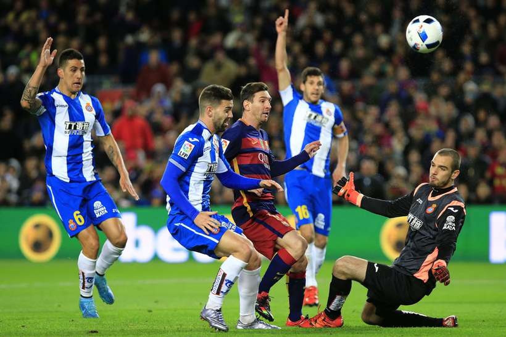 Lionel Messi freistar þess að skora framhjá Pau López sem …