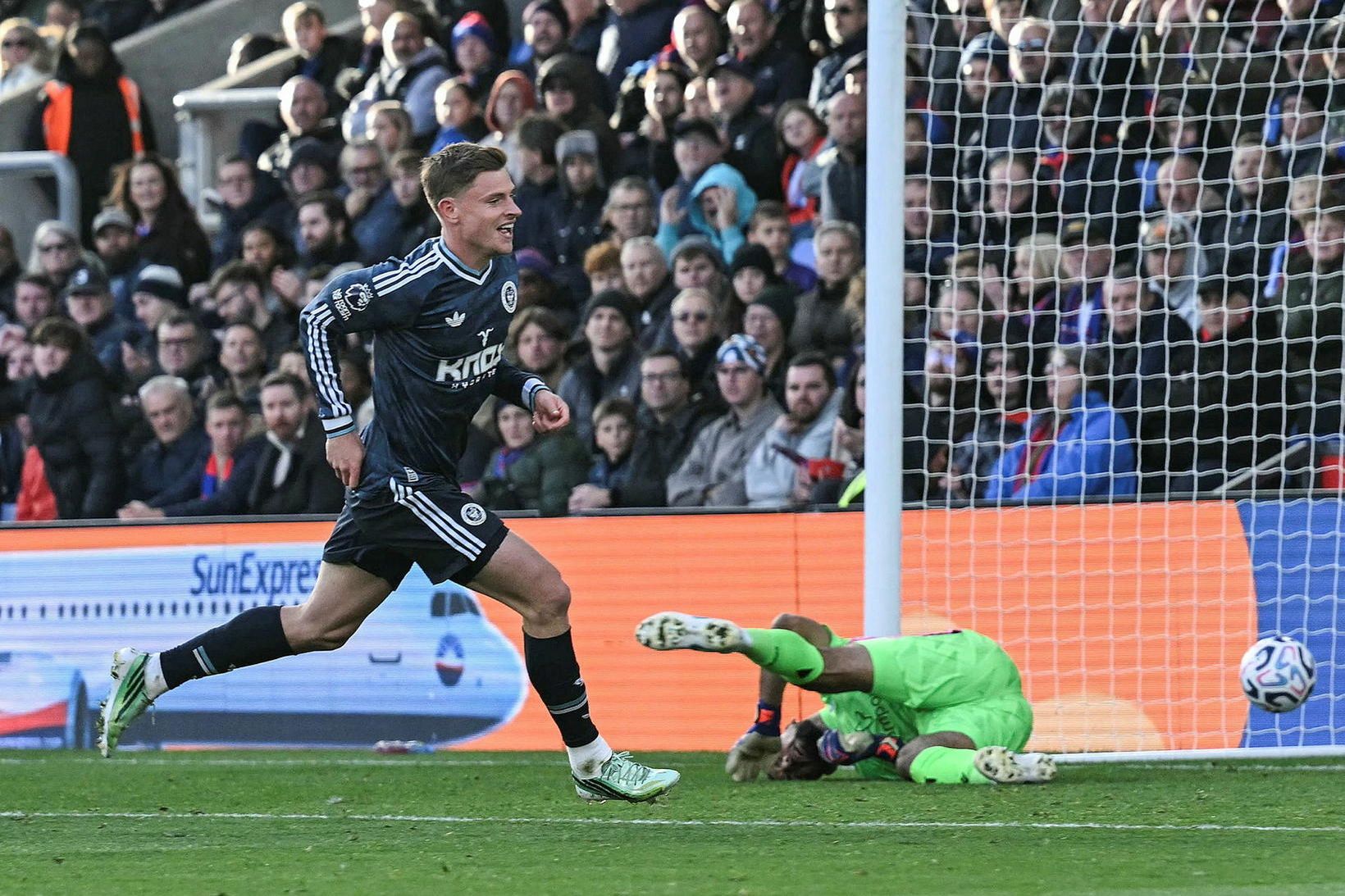 Newcastle vinnur og Hull kemur á óvart