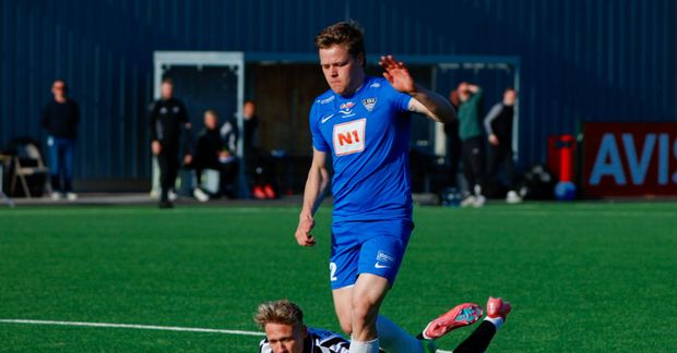 Oliver Heiðarsson fer framhjá KR-ingnum Gyrði Hrafni Guðbrandssyni í leiknum í kvöld.