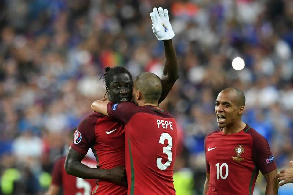 Éder, Pepe og Joao Mario fagna marki Portúgals.