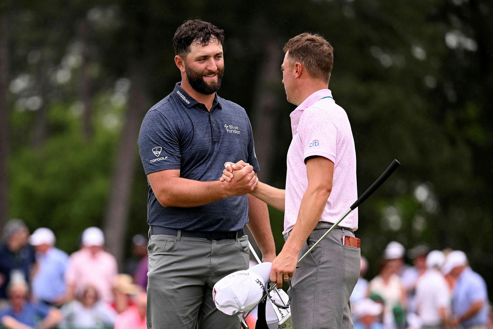 Jon Rahm og Justin Thomas þakka fyrir hringinn í kvöld …