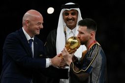 Lionel Messi var klæddur í skikkju áður en Gianni Infantino og Sheikh Tamim bin Hamad …