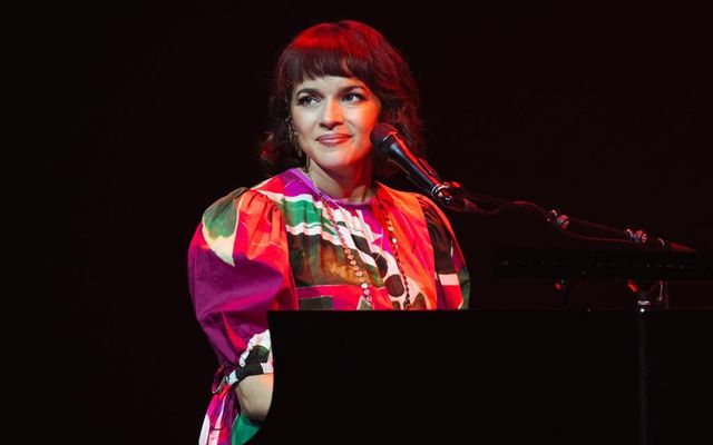 Norah Jones bræddi áhorfendur sína í Eldborg með seiðandi og fallegri rödd sinni og fágaðri …