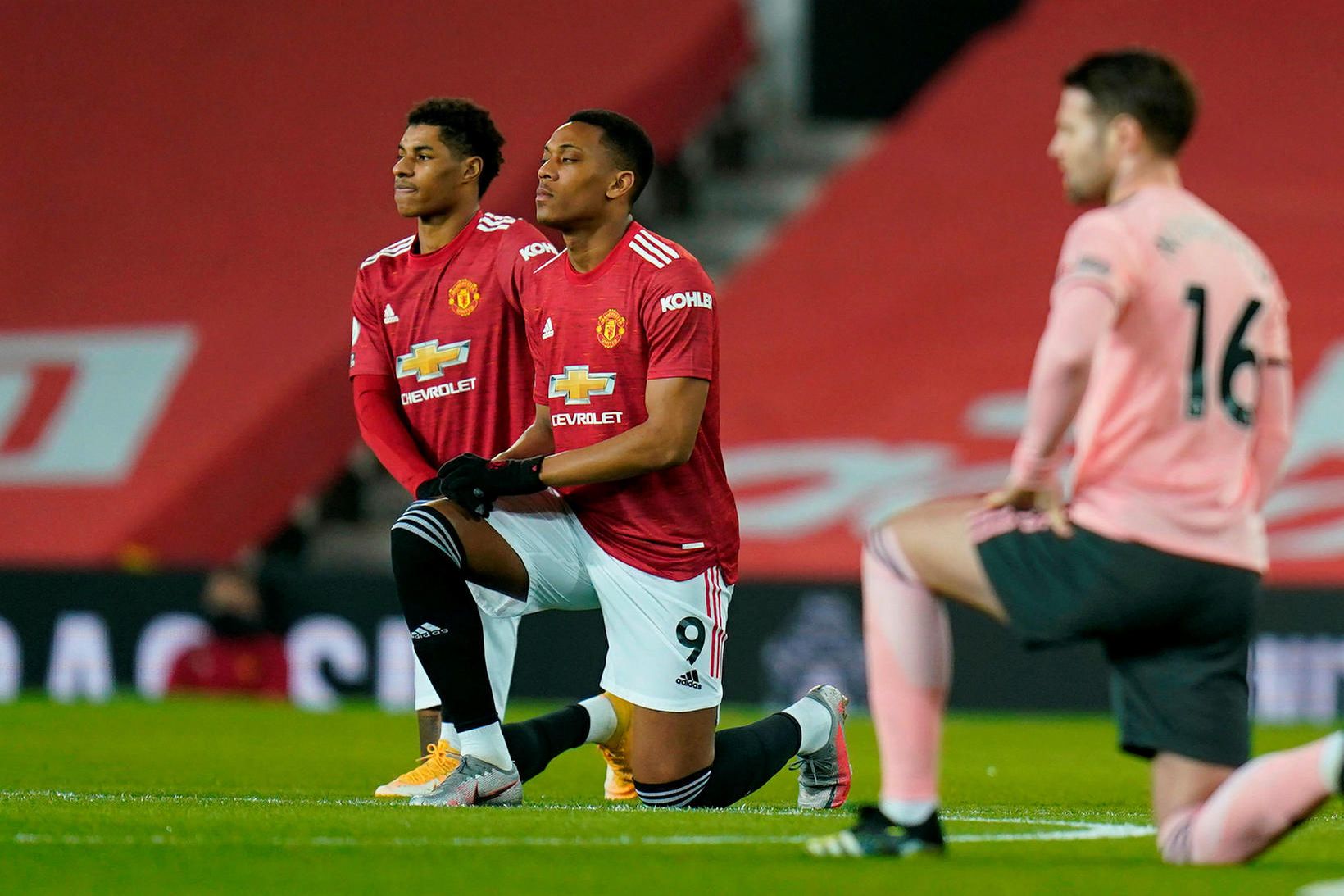 Anthony Martial og Marcus Rashford krjúpa á hné fyrir hvern …