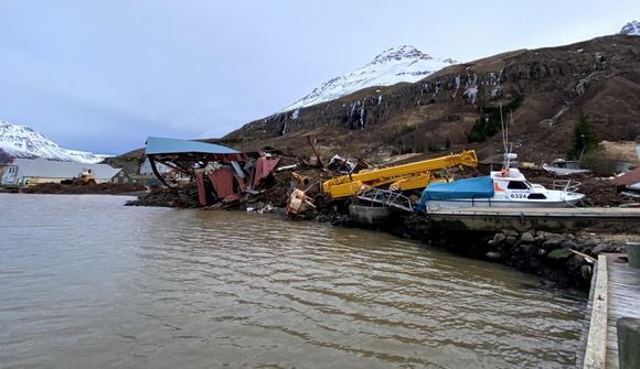 Hlé gert á hreinsunarstarfi vegna veðurs