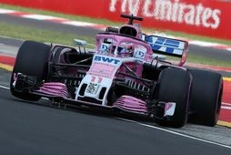 Sergio Perez á ferð á bíl Force India á æfingu í Búdapest í morgun.
