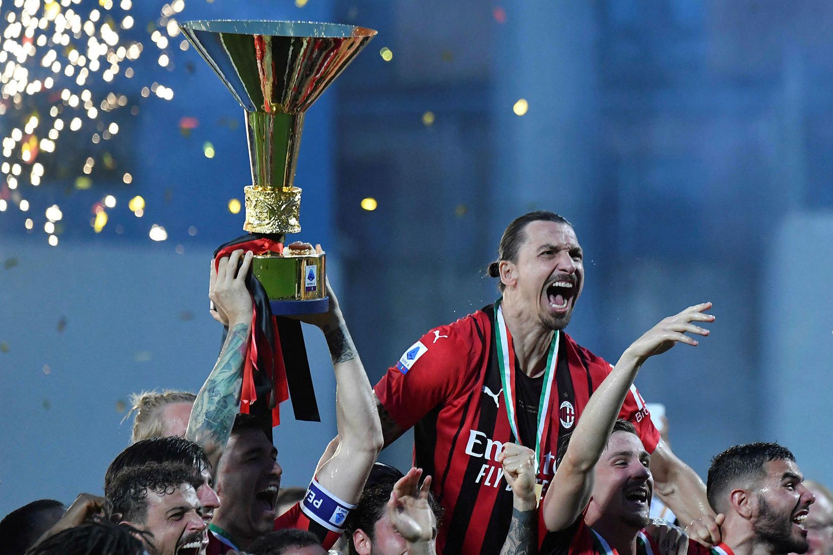 Zlatan Ibrahimovic fagnar ítalska meistaratitlinum með AC Milan.