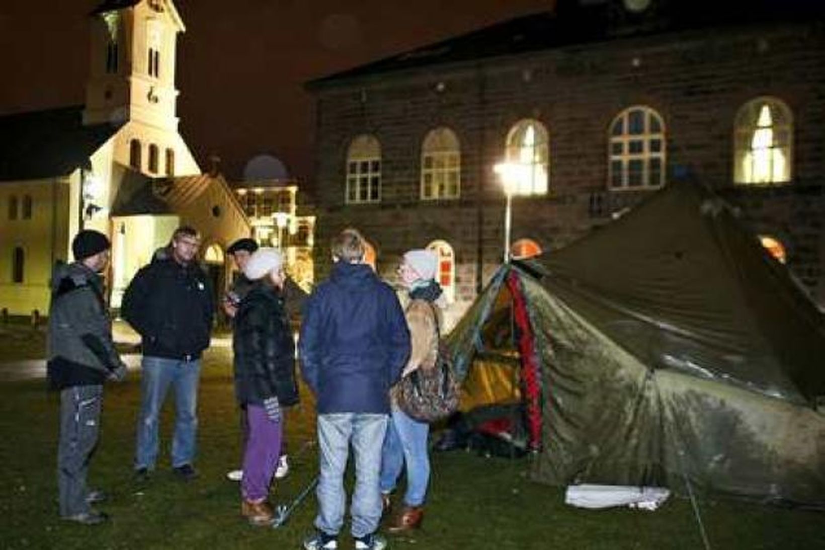 Mótmælendur sem kenna sig við Occupy Reykjavík hafa tjaldað á …