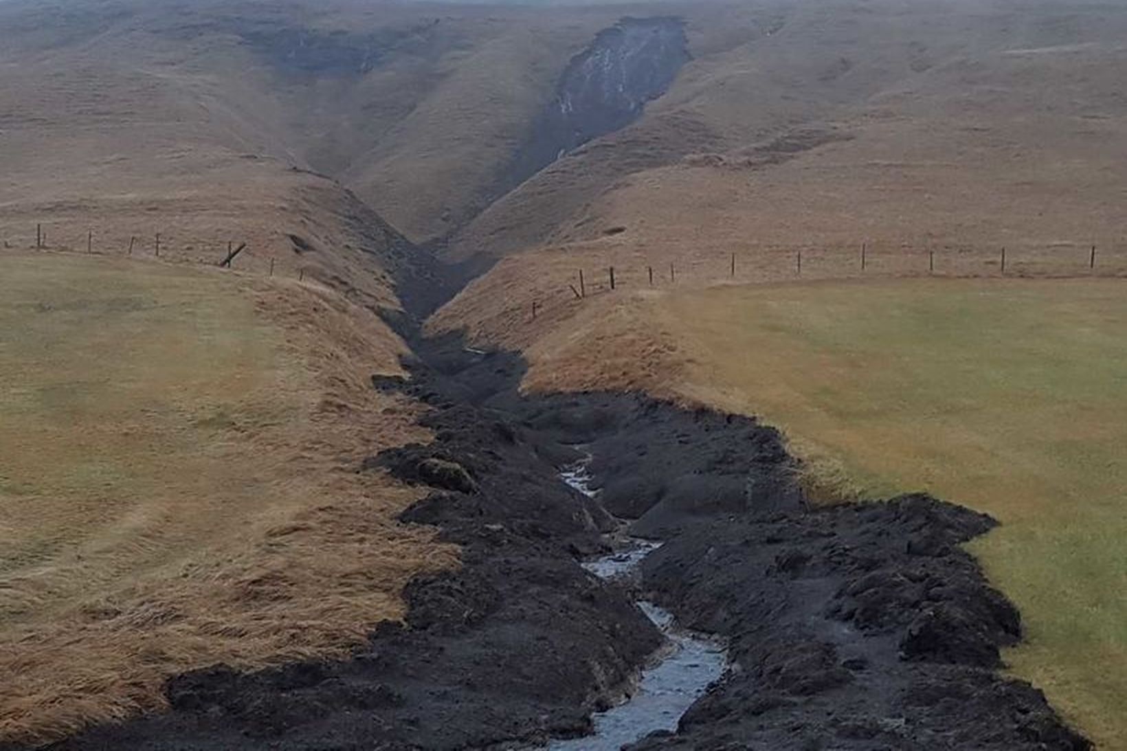Skriðan féll í um 300 metra fjarlægð frá bænum.