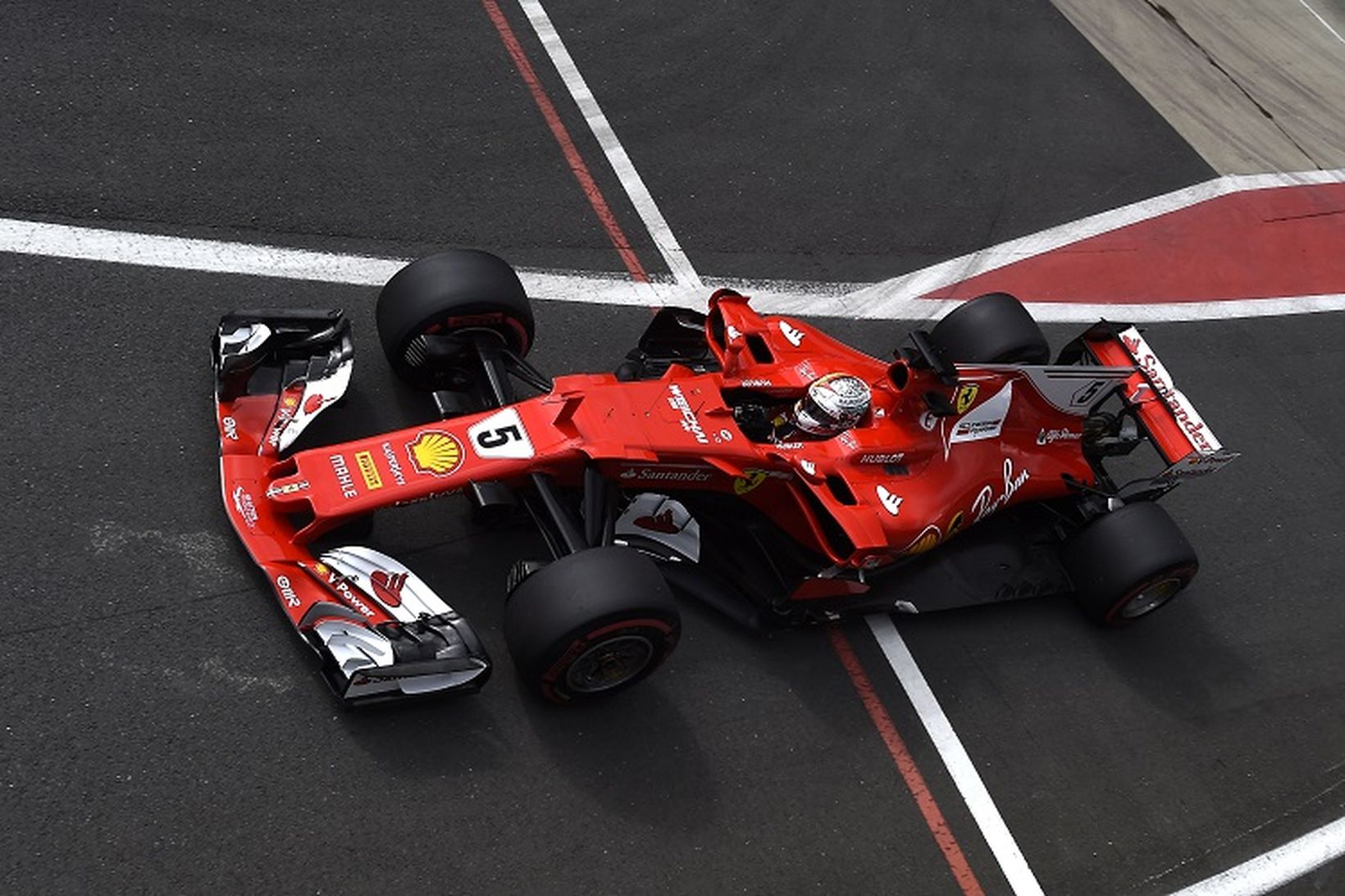 Hæg punktering olli vindleysi visntra framdekks Sebastians Vettel undir lok …