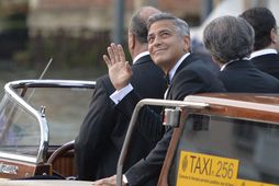 George Clooney brosti sínu breiðasta þegar hann var á leið til kikrjunnar.