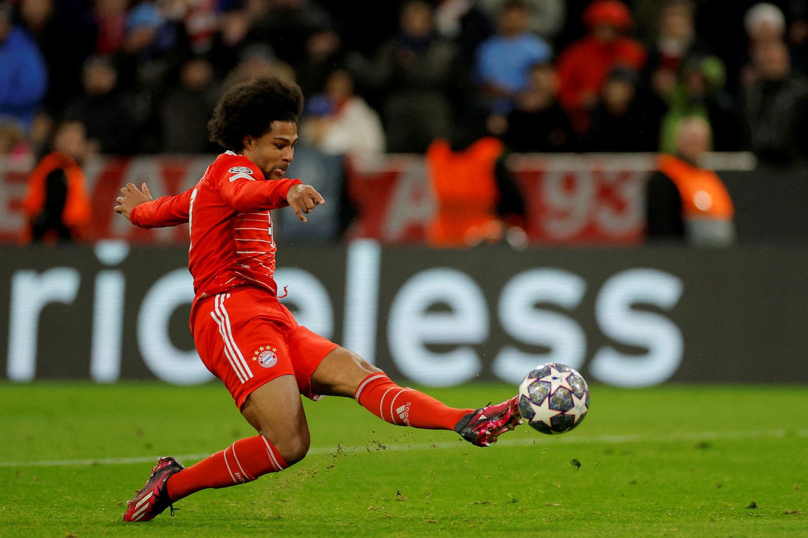 Serge Gnabry innsiglar sigurinn með öðru marki Bayern í kvöld.