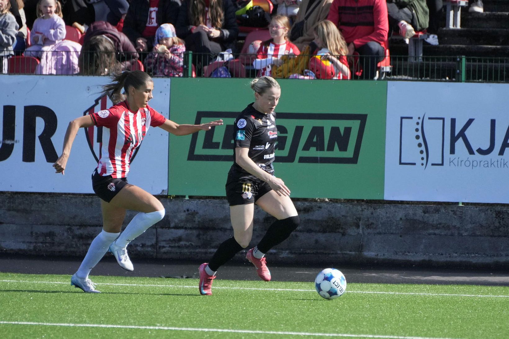 Sandra María Jessen með boltann og Jelena Tinna Kujundzic eltir.