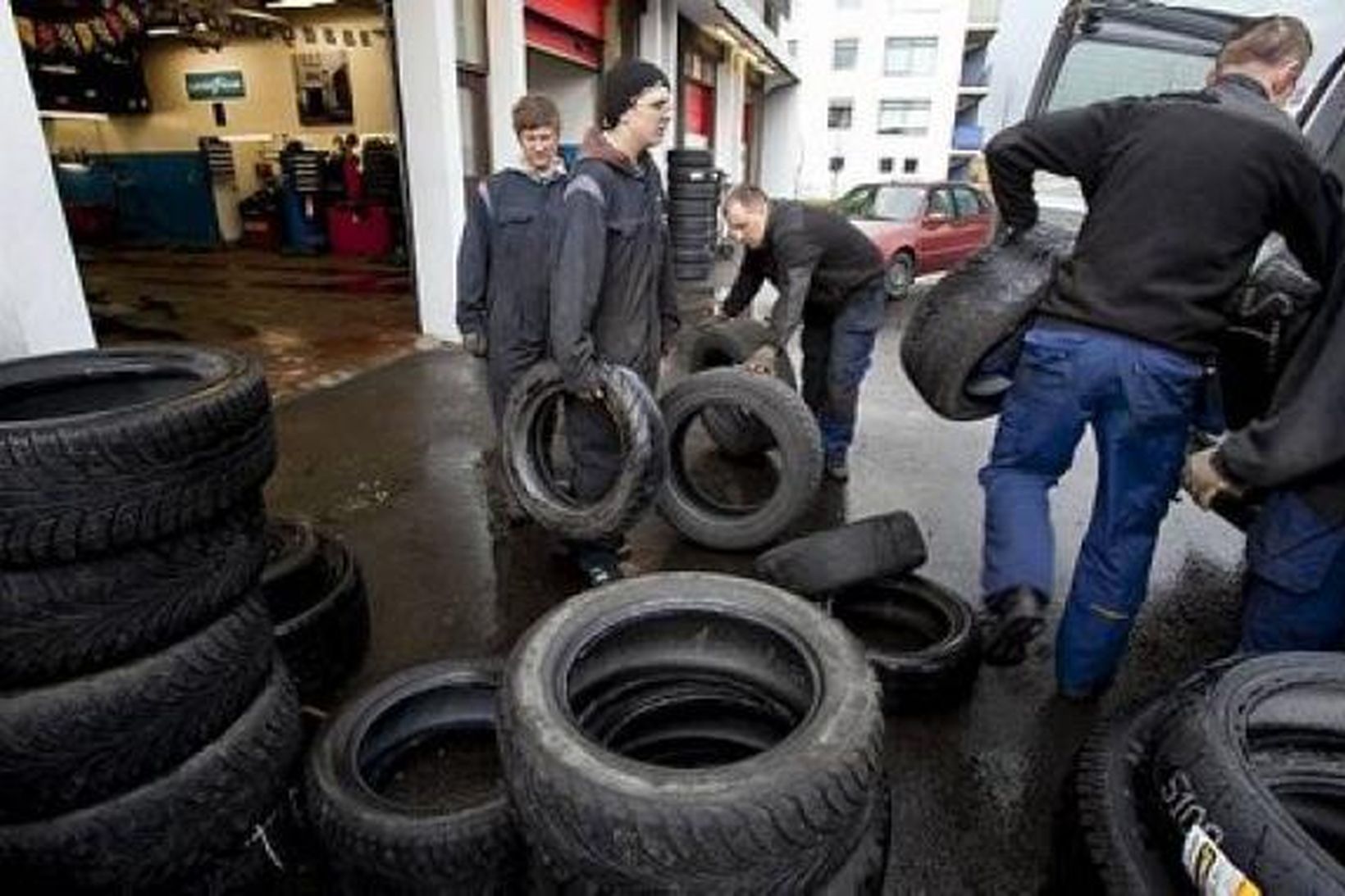 Dekk á leið til förgunar frá hjólbarðaverkstæði Sigurjóns.