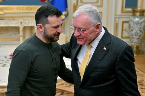 Volodimír Selenskí ásamt bandaríska erindrekanum Keith Kellogg í Kænugarði.