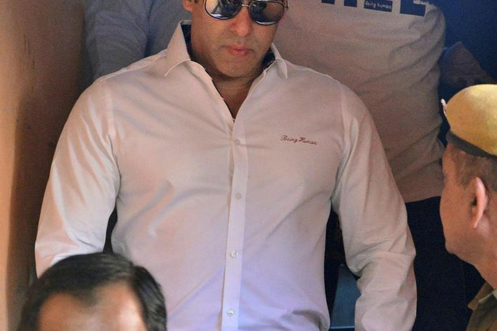 Bollywood-stjarnan Salman Khan reynir að komast leiðar sinnar í dómshúsinu.