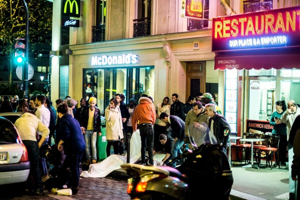 Fyrir utan Cafe Bonne Biere í París þar sem ein árásin var framin.