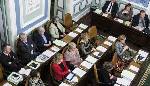 Munu fresta umræðu um stjórnarskrá