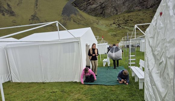 Myndir: Hvítu tjöldin komin upp 
