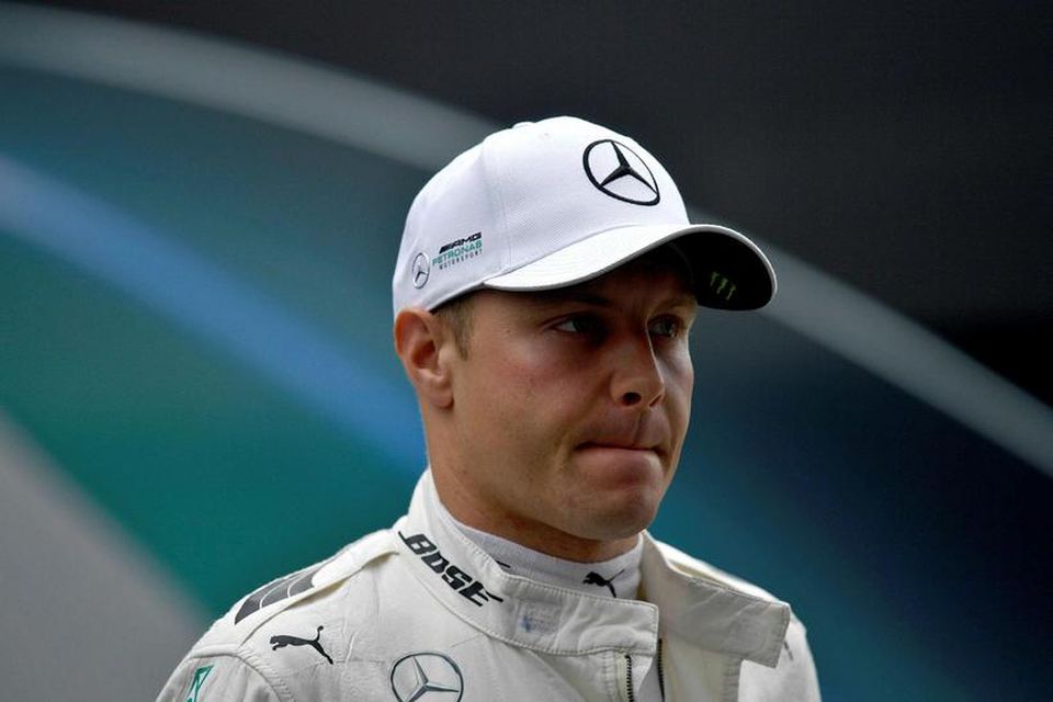 Valtteri Bottas einbeittur í bílskúr Mercedes í Silverstone í dag.