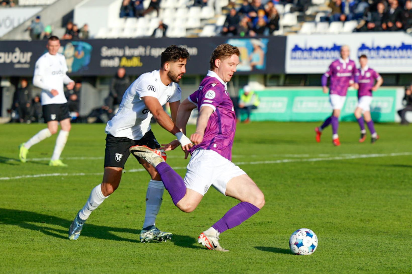 Eiður Gauti Sæbjörnsson framherji KR fer framhjá Ahmad Faqa varnarmanni …