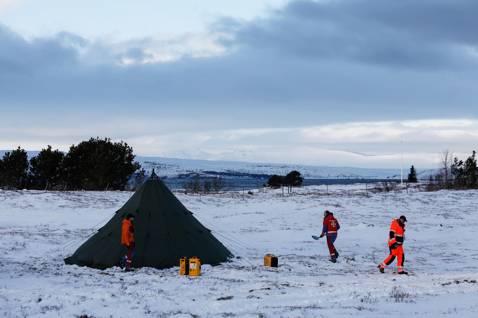 Björgunarsveitarmenn við ÞIngvallavatn á föstudag.