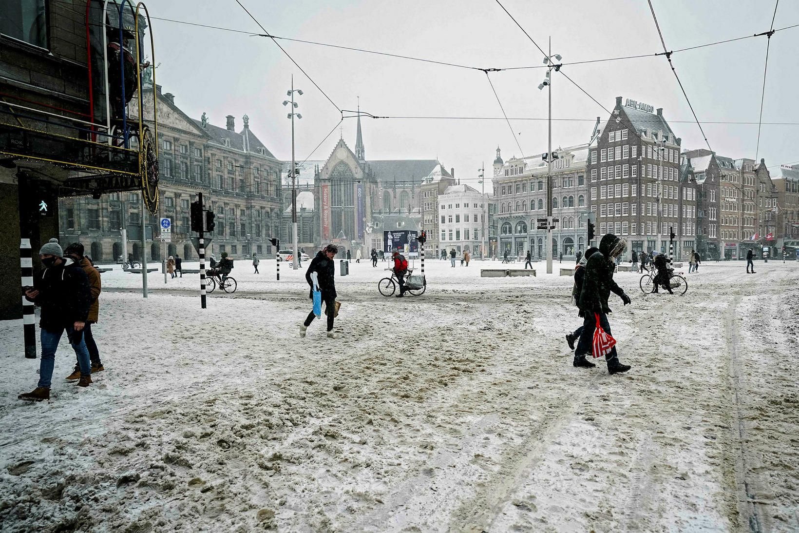 Dam-torg í miðborg Amsterdam á sunnudag.