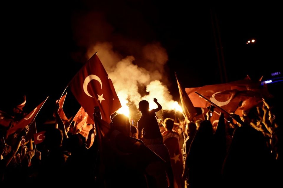 Stuðningsmenn Erdogans, forseta Tyrklands, halda fánum á lofti á Taksim-torgi eftir að valdaránstilraun í landinu …